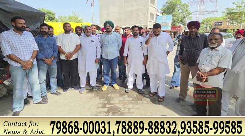 फाजिल्का में यूथ कांग्रेस का प्रदर्शन, वित्त मंत्री के खिलाफ पुतला फूंका