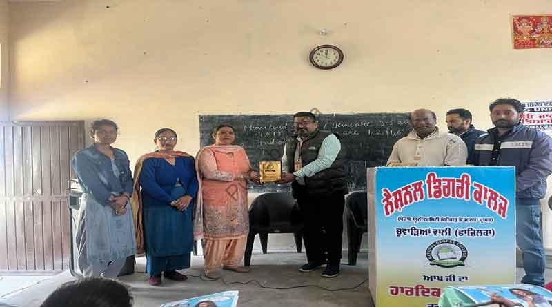 नैशनल डिग्री कालज में डिजीटल और वित्तीय लिटरेसी सेमिनार लगाया