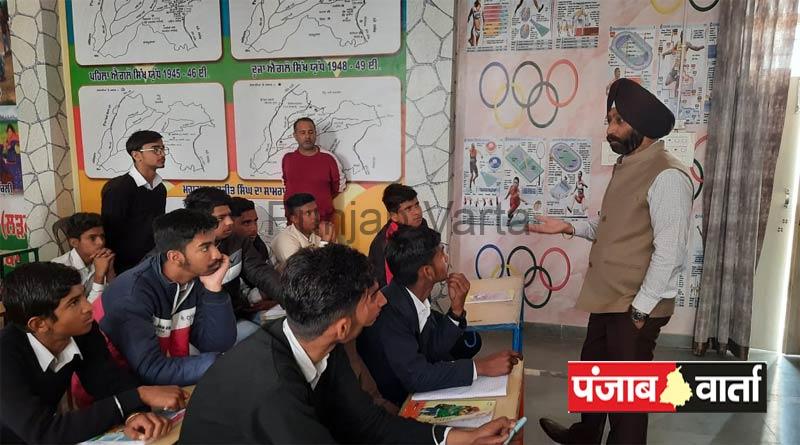 %%title%% %%page%% %%sep%% %%sitename%% S. D. M. Ravindra Arora gave information about success to the students by becoming a teacher