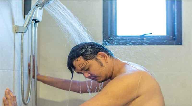 अगर अपनी त्वचा और बालों का रखना चाहते हैं ख्याल तो शॉवर के दौरान ना करें ये गलतियां