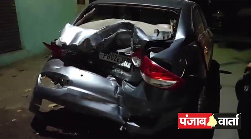 ट्रक यूनियन हनुमान मंदिर के समीप कार को कैंटर ने पीछे से मारी टक्कर